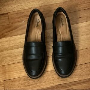 Clarks Women's Black Leather Loafers. Size 7.